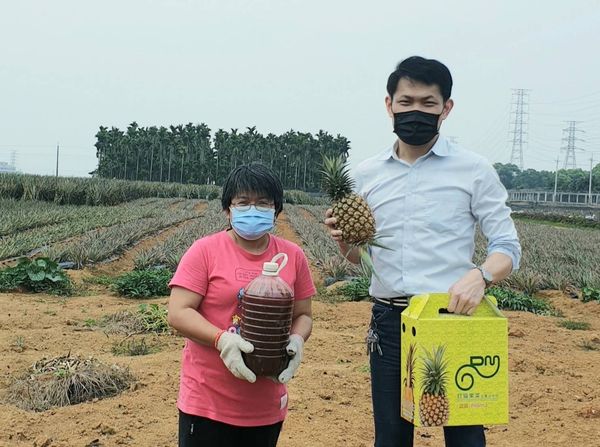 與小農合作的線上購物平台，利用IT技術與美學，設計使用者介面，消費者透過手機通訊軟體，就可在線上完成商品選購，並由第三方金流公司收款。（圖／華研智能提供）